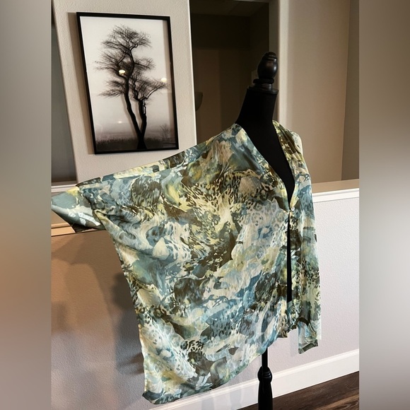 Chico’s Sheer One Button Blouse ⭐️ Small/Medium- NWOT - Picture 4 of 10